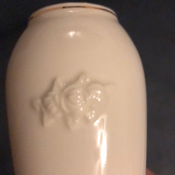 Lenox handcrafted beige porcelain mini vase - Picture 5 of 5